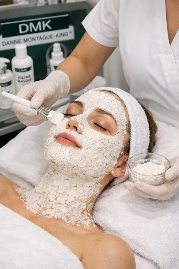 Terapia enzymatyczna dmk Lublin - wykonywanie zabiegu na klientce